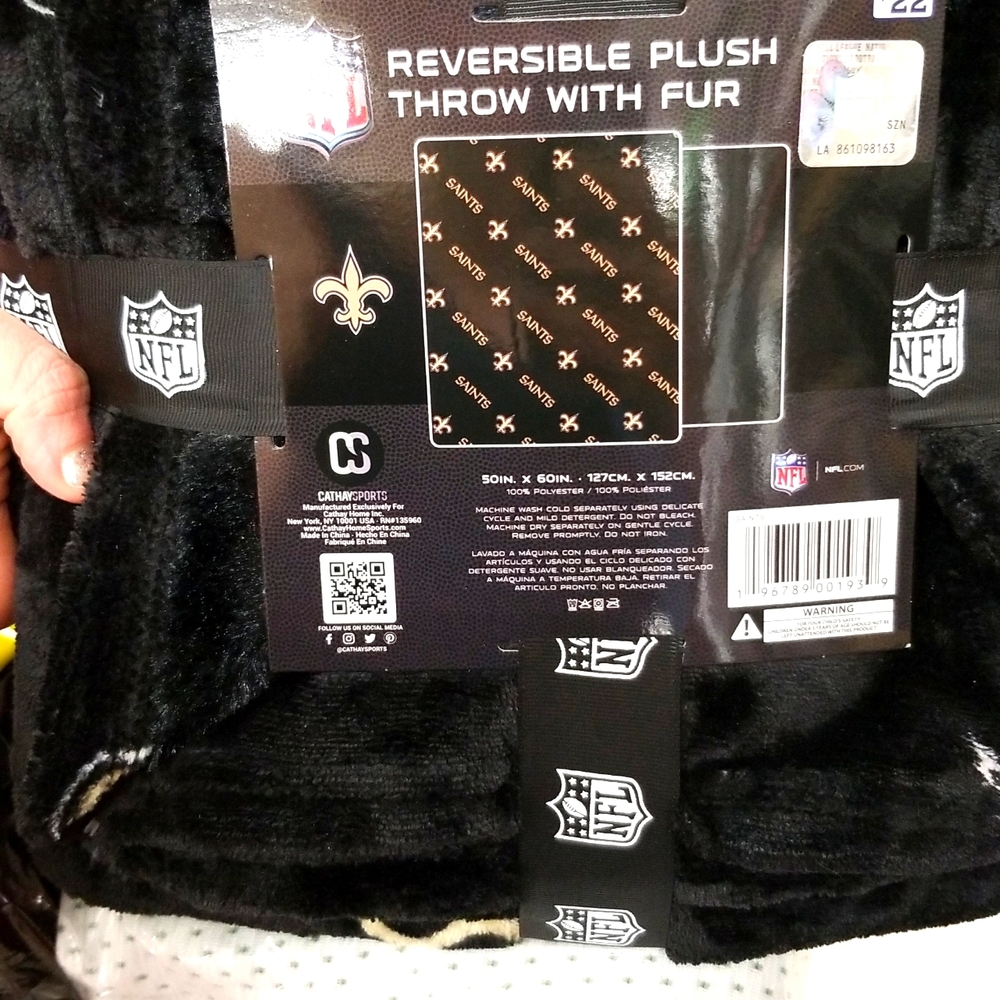NWT NFL SAINTS REVERSIBLE PLUSH THROW